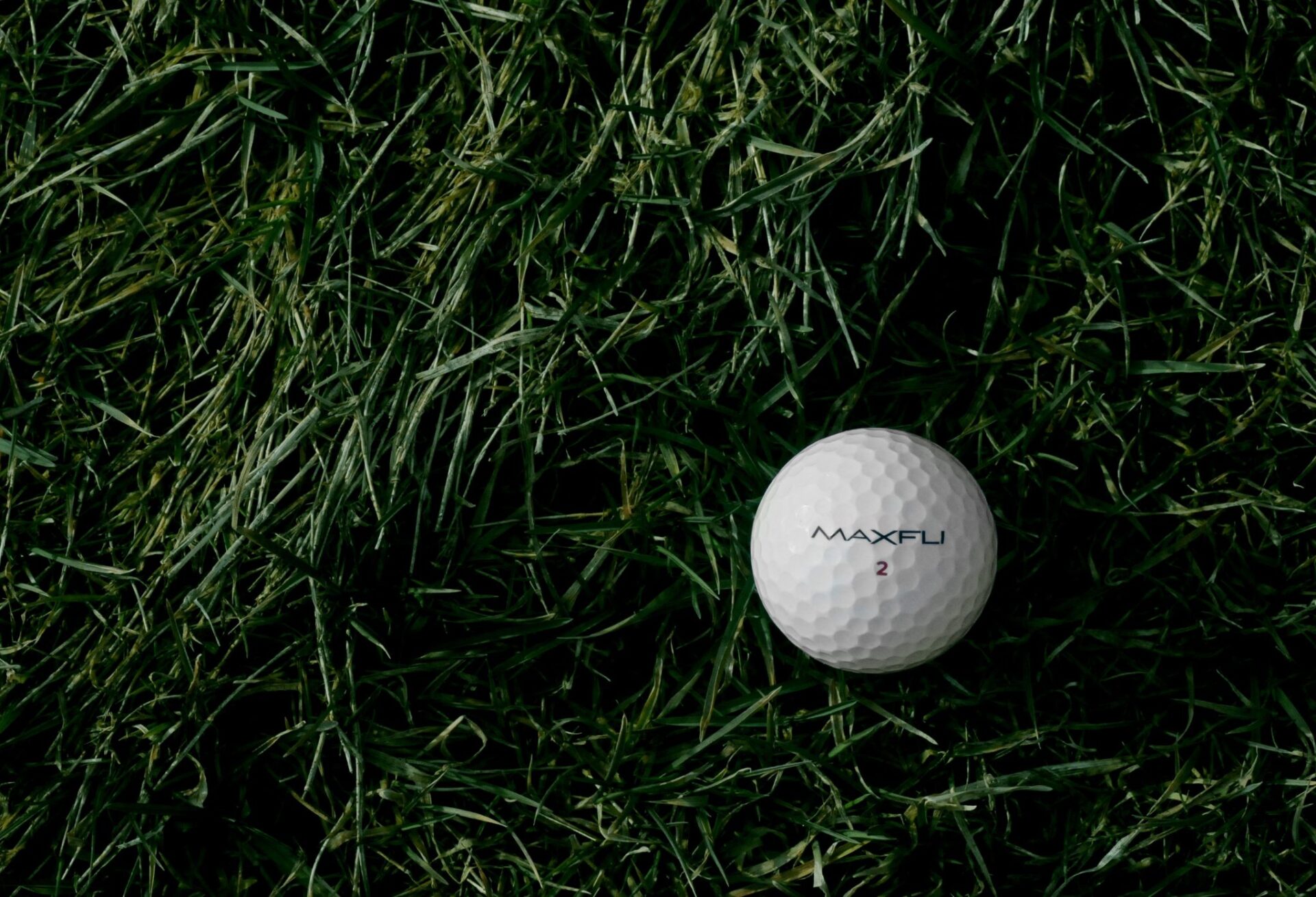 Golfball im Gras.