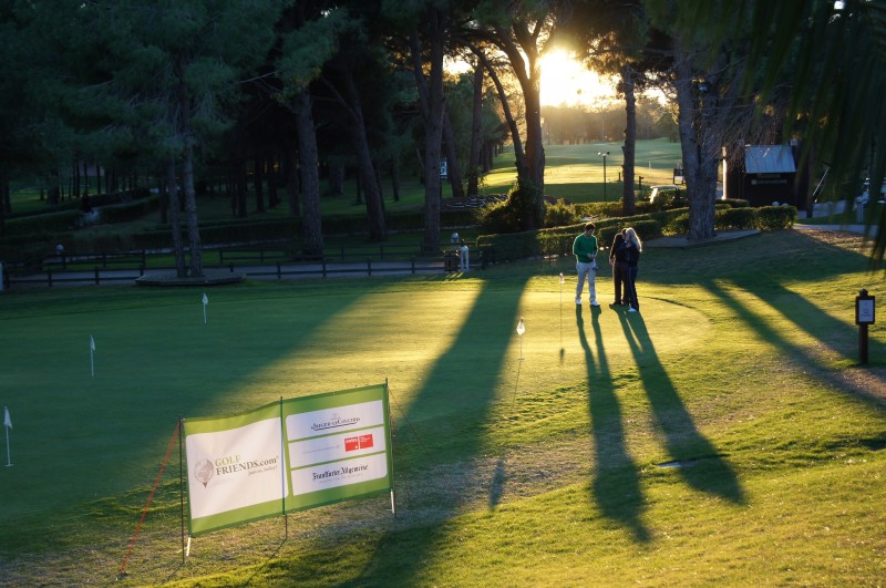 Golfer im Sonnenuntergang